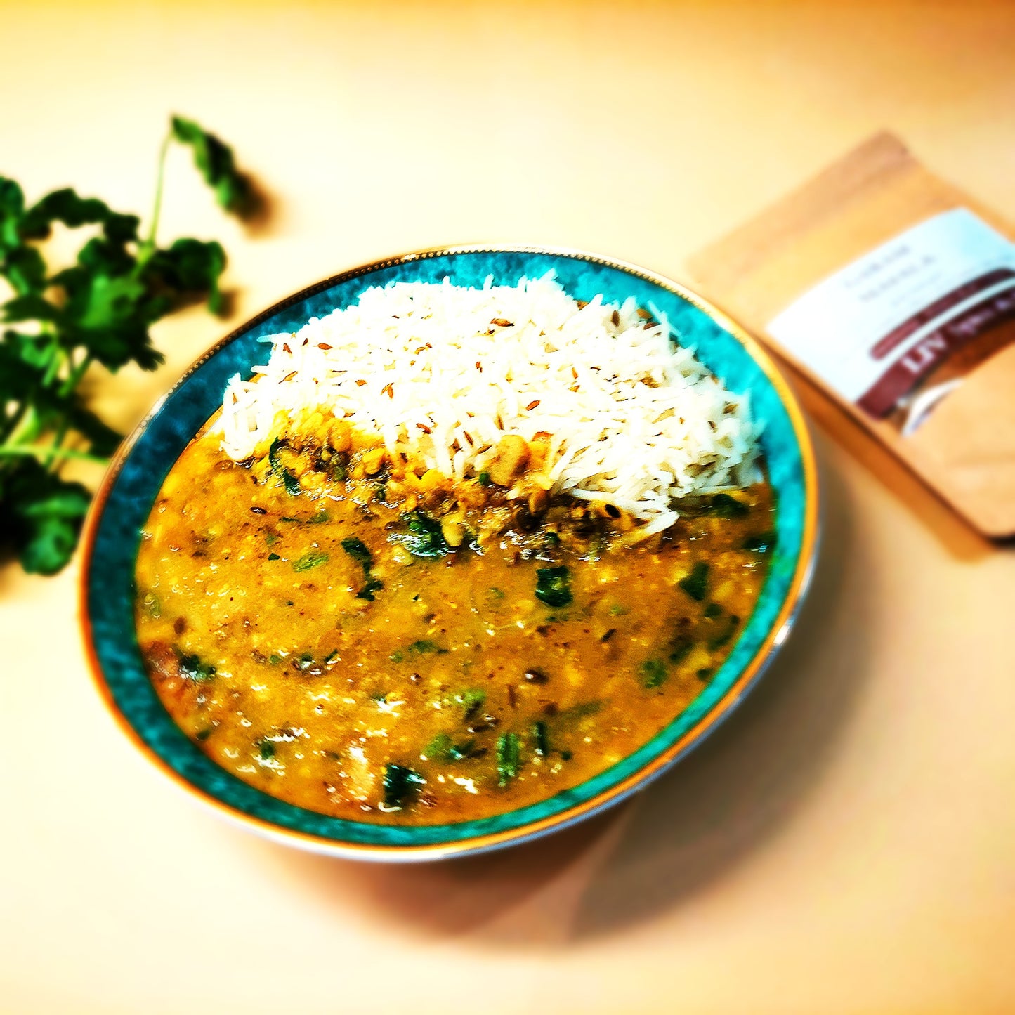 Gyllene daal dhal (linssoppa) kryddad med LIV Spice & Co Garam Masala. indisk gryta med linsor.